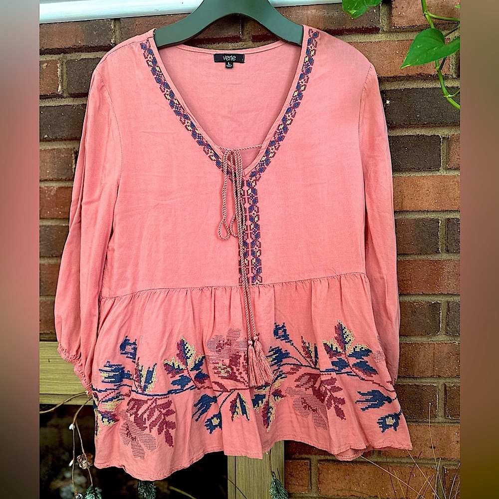 🛍️ New condition.gorgeous embroidered top.